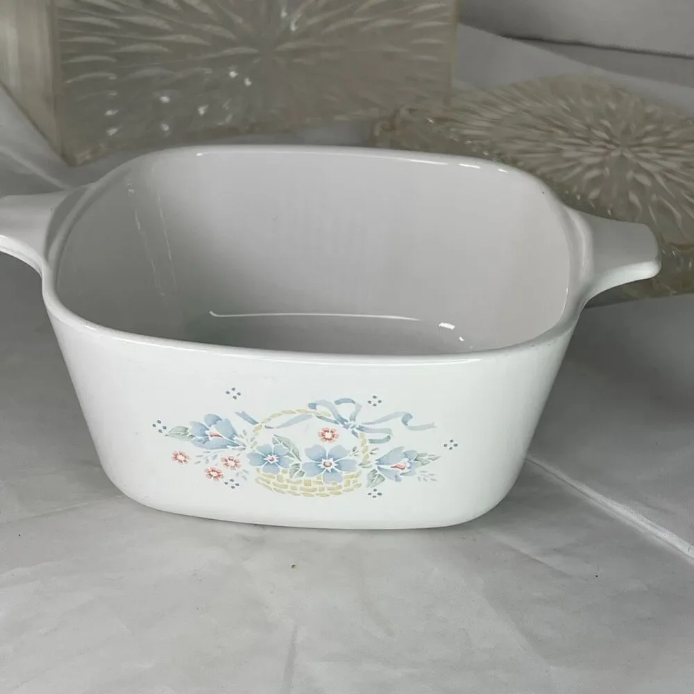 Vintage Corning Ware Country Cornflower casserole dish.